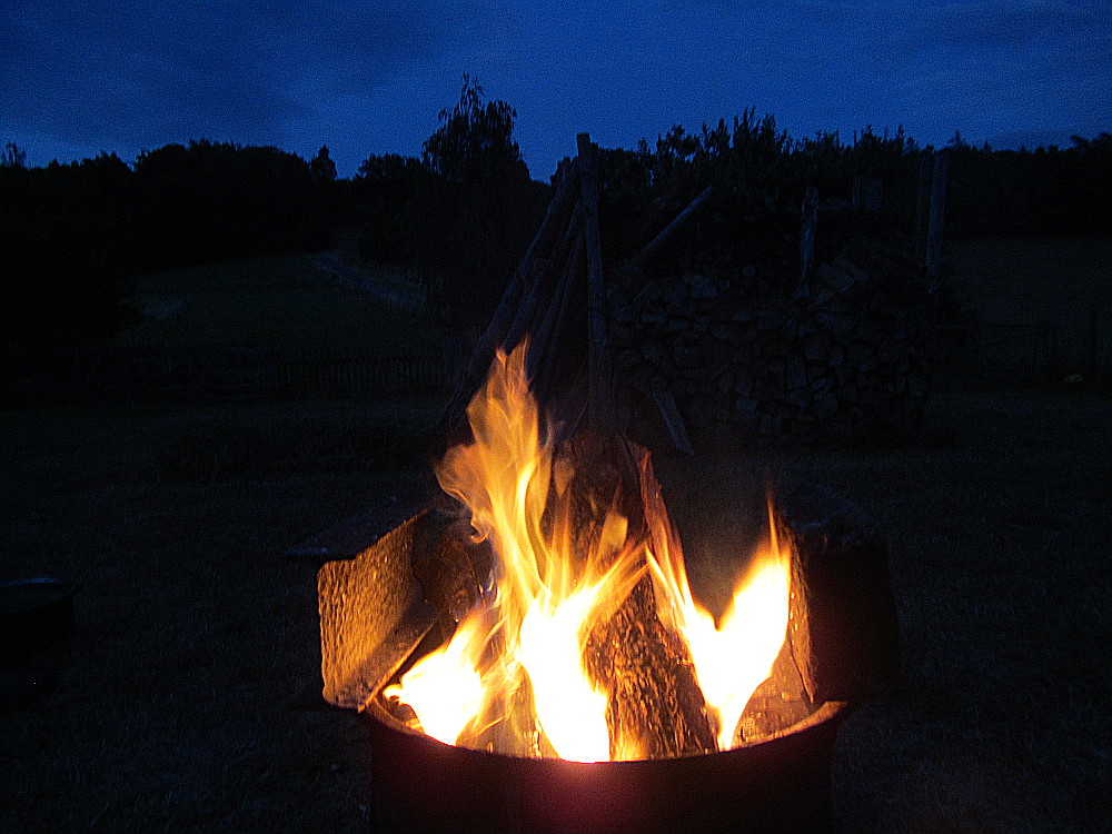 Lagerfeuer in einer Feuerschale
