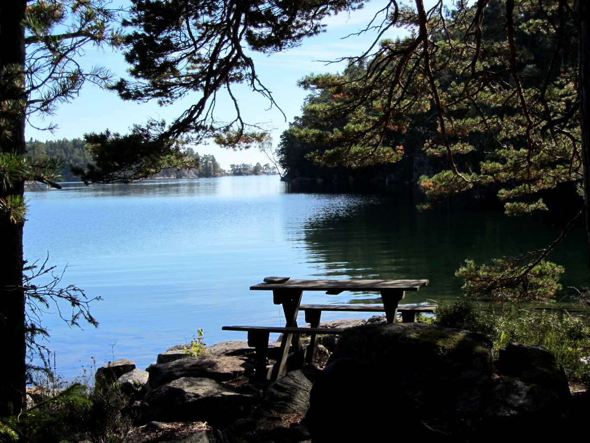 Tisch und Bank am Vättern-See in Schweden